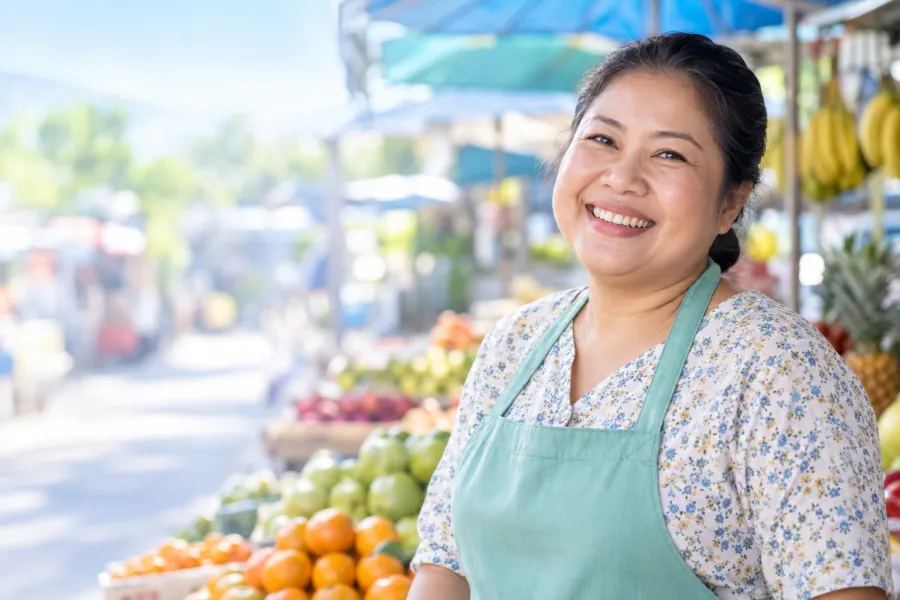 ภาพประกอบ แม่ค้าตลาดเช้ายิ้มอย่างมั่นใจ
